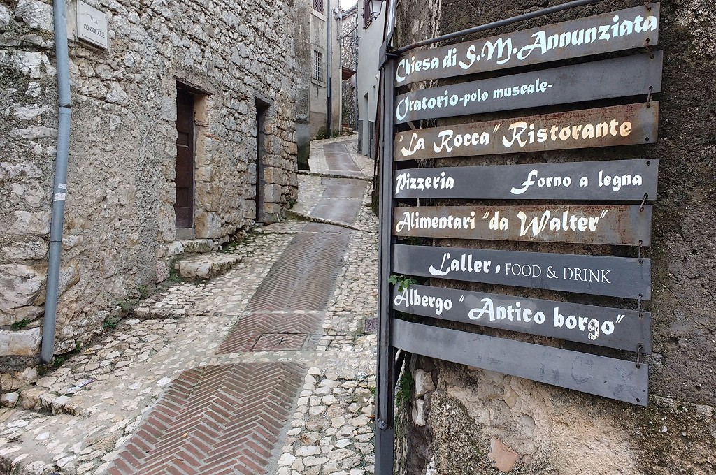 Street signs in Fumone